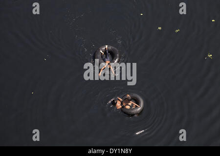 Dacca in Bangladesh. 29 Mar, 2014. Scarico indiscriminato di rifiuti liquidi dalle industrie tannaery di Dhaka Hazaribagh dell area ha rovinato un gran parte del fiume Buriganga, causando immense sofferenze ai residenti che vivono sulle banche. © Probal Rashid/NurPhoto/ZUMAPRESS.com/Alamy Live News Foto Stock