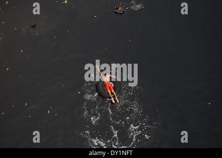 Dacca in Bangladesh. 29 Mar, 2014. Scarico indiscriminato di rifiuti liquidi dalle industrie tannaery di Dhaka Hazaribagh dell area ha rovinato un gran parte del fiume Buriganga, causando immense sofferenze ai residenti che vivono sulle banche. © Probal Rashid/NurPhoto/ZUMAPRESS.com/Alamy Live News Foto Stock