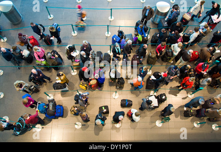 La gente in coda per il check-in presso il Dublin Airport Terminal 2 Foto Stock