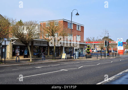 Negozi e servizi nel centro di Dibden Purlieu, Hampshire, Regno Unito - un insediamento sul bordo della New Forest. Foto Stock