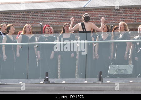 Military Wives Choir, apertura del rinnovato RN Dockyard Museum. Portsmouth, Regno Unito. 3 aprile 2014. Lancio ufficiale del National Museum of the Royal Navy, Historic Dockyard, Portsmouth, Hampshire. Foto Stock