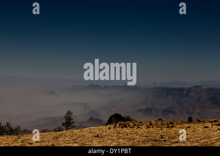 African mountain vista Misty Blue Sky Foto Stock