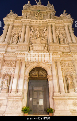Venezia - La facciata barocca della chiesa - chiesa di Santa Maria del Giglio di notte Foto Stock