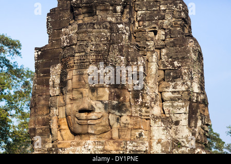 Pietra scolpita volti in tempio Bayon in Angkor vicino a Siem Reap, Cambogia Foto Stock