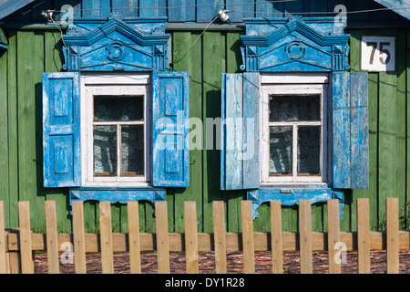 Windows con i tradizionali persiane di legno in Bolshoe Goloustnoe sulla riva del lago Baikal, Siberia, Russia Foto Stock