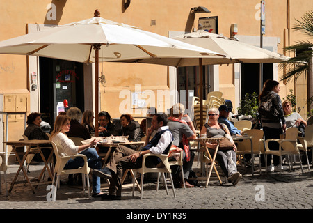 Italia, Roma, Ghetto Ebraico, via del Portico d'Ottavia, caffetteria all'aperto Foto Stock