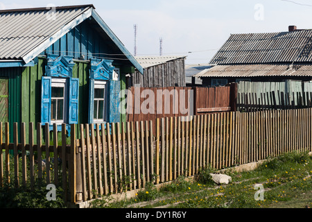 Casa in legno con persiane blu in Bolshoe Goloustnoe sulla riva del lago Baikal, Siberia, Russia Foto Stock