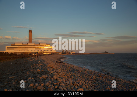 Carbone Aberthaw powered power station al tramonto gallese costiera Patrimonio Vale of Glamorgan Glamourganshire Wales UK Foto Stock