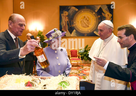 Vaticano, Roma. Il 3 aprile 2014. Città del Vaticano Aula Paolo VI lo studio privato, il Santo Padre Francesco Papa incontra la Regina del Regno Unito Elisabetta II d'Inghilterra, accompagnata dal Principe Filippo Credito: Davvero Facile Star/Alamy Live News Foto Stock