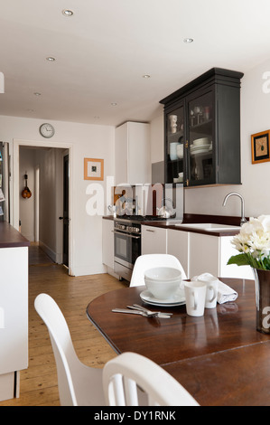 Antiquariato tilt-top table in cucina con Ikea unità base, riciclata Iroko di piani di lavoro e assi di pino Foto Stock