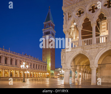 Venezia - Palazzo Ducale e la torre campanaria in mattinata al tramonto Foto Stock