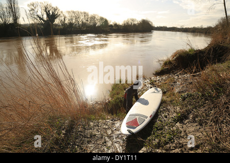 Testa di surfisti di cavalcare la Severn alesaggio sul fiume Severn a Minsterworth Gloucestershire England Regno Unito Foto Stock