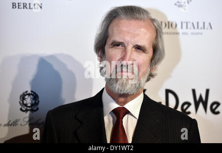 Berlino, Germania. 02Apr, 2014. Ambasciatore Italiano Elio Menzione pone alla grande apertura della campagna 'Studio Italia - La perfezione del gusto" al KaDeWe di Berlino, Germania, 02 aprile 2014. Foto: Jens Kalaene/dpa/Alamy Live News Foto Stock