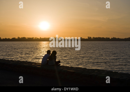 Un paio di godersi una serata calda in Chandigarh Foto Stock