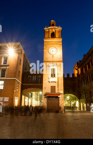 Clock Tower (torre dell'orologio) sulla Piazza della Cattedrale di Ferrara, Emilia Romagna, Italia Foto Stock