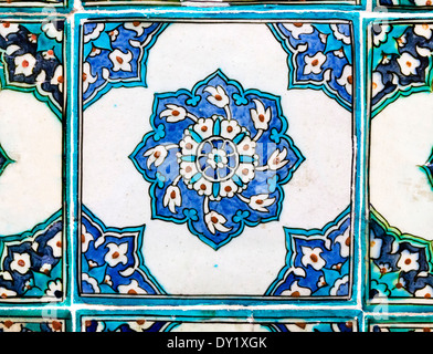 Piastrelle decorative all'Harem del Topkapi Palace (Topkapi Sarayi), quartiere di Sultanahmet, Istanbul, Turchia Foto Stock