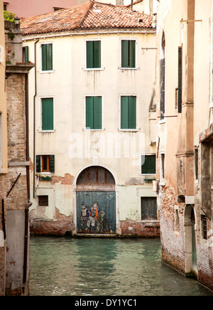 Edificio lungo il canale di Venezia, Italia Foto Stock