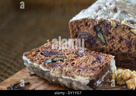 Affettato in casa data e torta di noci sulla tavola di legno e tessuto vassoio. Foto Stock