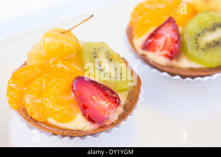 Fatta fresca frutta smaltata e crema pasticcera crostate Foto Stock