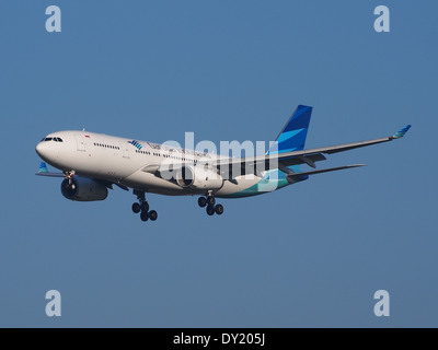 PK-GPQ è un Airbus A330-243 della Garuda Indonesia, visto qui atterrare all'aeroporto di Schiphol. Questo jet a cassone largo viene utilizzato per i voli internazionali a lungo raggio, offrendo un servizio efficiente sia per i passeggeri che per le merci. Foto Stock