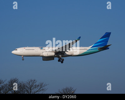 PK-GPQ è un Airbus A330-243 gestito da Garuda Indonesia. L'aereo è visto atterrare all'aeroporto di Schiphol nei Paesi Bassi, mostrando le capacità a lungo raggio della compagnia aerea con il suo design bicilindrico a corpo largo. Foto Stock
