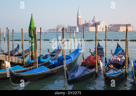 Venezia - gondole e la chiesa di San Giorgio Maggiore Foto Stock