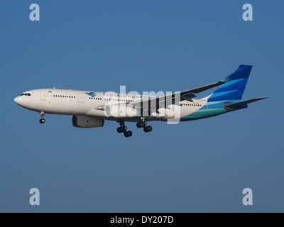 PK-GPQ è un Airbus A330-243 operato da Garuda Indonesia, atterrato all'aeroporto di Schiphol. L'aereo fa parte della flotta di Garuda, utilizzata per voli internazionali a lungo raggio. Foto Stock