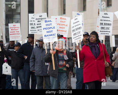 Detroit, Michigan, Stati Uniti d'America. Il 1 aprile 2014. Centinaia di Detroiters, pensionati i pensionati e gli unionisti picketed della Federal Courthouse in Detroit a scopo al corporate " il piano di regolazione' depositata da Detroit il manager di emergenza Kevyn Orr e il suo diritto societario impresa Jones giorno a nome del Governatore del Michigan Rick Snyder. Credito: Daymon Hartley/Alamy Live News Foto Stock