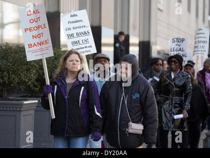 Detroit, Michigan, Stati Uniti d'America. Il 1 aprile 2014. Centinaia di Detroiters, pensionati i pensionati e gli unionisti picketed della Federal Courthouse in Detroit a scopo al corporate " il piano di regolazione' depositata da Detroit il manager di emergenza Kevyn Orr e il suo diritto societario impresa Jones giorno a nome del Governatore del Michigan Rick Snyder. Credito: Daymon Hartley/Alamy Live News Foto Stock