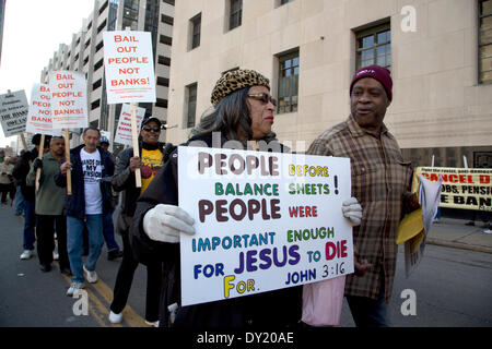 Detroit, Michigan, Stati Uniti d'America. Il 1 aprile 2014. Centinaia di Detroiters, pensionati i pensionati e gli unionisti picketed della Federal Courthouse in Detroit a scopo al corporate " il piano di regolazione' depositata da Detroit il manager di emergenza Kevyn Orr e il suo diritto societario impresa Jones giorno a nome del Governatore del Michigan Rick Snyder. Credito: Daymon Hartley/Alamy Live News Foto Stock