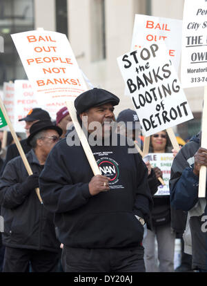 Detroit, Michigan, Stati Uniti d'America. Il 1 aprile 2014. Centinaia di Detroiters, pensionati i pensionati e gli unionisti picketed della Federal Courthouse in Detroit a scopo al corporate " il piano di regolazione' depositata da Detroit il manager di emergenza Kevyn Orr e il suo diritto societario impresa Jones giorno a nome del Governatore del Michigan Rick Snyder. Credito: Daymon Hartley/Alamy Live News Foto Stock