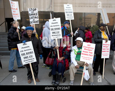 Detroit, Michigan, Stati Uniti d'America. Il 1 aprile 2014. Centinaia di Detroiters, pensionati i pensionati e gli unionisti picketed della Federal Courthouse in Detroit a scopo al corporate " il piano di regolazione' depositata da Detroit il manager di emergenza Kevyn Orr e il suo diritto societario impresa Jones giorno a nome del Governatore del Michigan Rick Snyder. Credito: Daymon Hartley/Alamy Live News Foto Stock