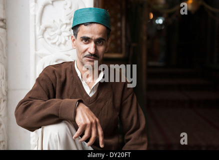 Srinagar Kashmir, India. Ritratto del Kashmir maschio musulmano a Dastgir Pir Sahib santuario sufi e moschea Foto Stock