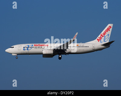 Ce-LUT Air Europa Boeing 737-85P(WL), in atterraggio a Schiphol (AMS - EHAM), Paesi Bassi, pic3 Foto Stock