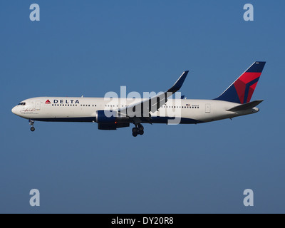 N16065 Delta Air Lines Boeing 767-332(ER)(WL), in atterraggio a Schiphol (AMS - EHAM), Paesi Bassi, pic3 Foto Stock