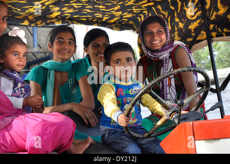 India, Punjab, Anandpur, famiglia locale Foto Stock