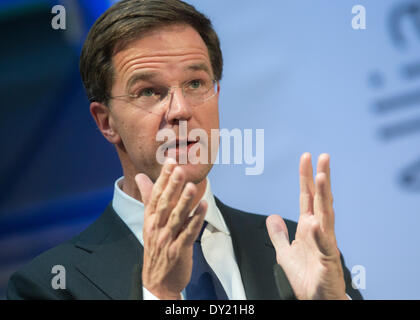 Berlino, Germania. Il 3 aprile 2014. Il primo ministro dei Paesi Bassi, Mark Rutte, tenere un discorso al '8 discorso di Berlino alla libertà presso la Porta di Brandeburgo ' organizzato dalla Fondazione Friedrich Naumann per la libertà in Berlino. / Immagine: Paesi Bassi Primo Ministro Mark Rutte Credito: Reynaldo Chaib Paganelli/Alamy Live News Foto Stock