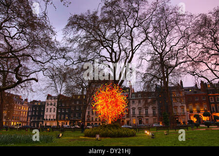 Londra, Regno Unito. Il 3 aprile 2014. Il sole sculture in vetro di Dale Chihuly è stata svelata in Berkeley Square, Londra come la più recente di una serie di sedi. Il piede 14 Installazione del vetro è costituito da più di 1.300 vetro soffiato a mano elementi e pesa 4,230 libbre è accesa ogni notte e veramente sembra come esso è uscito il sole in Berkeley Square. Credito: Paul Brown/Alamy Live News Foto Stock