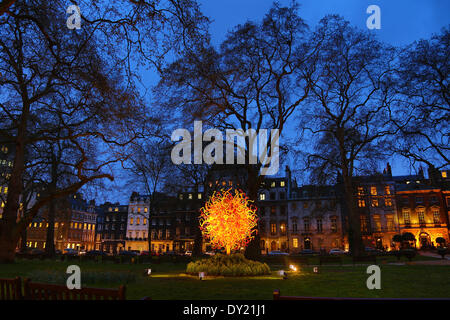 Londra, Regno Unito. Il 3 aprile 2014. Il sole sculture in vetro di Dale Chihuly è stata svelata in Berkeley Square, Londra come la più recente di una serie di sedi. Il piede 14 Installazione del vetro è costituito da più di 1.300 vetro soffiato a mano elementi e pesa 4,230 libbre è accesa ogni notte e veramente sembra come esso è uscito il sole in Berkeley Square. Credito: Paul Brown/Alamy Live News Foto Stock