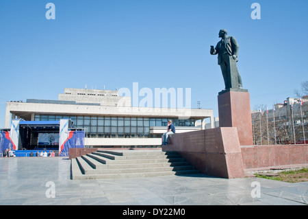 Monumento a Lenin e Musica Teatro edificio in Simferopol durante la Crimea 2014 crisi Foto Stock