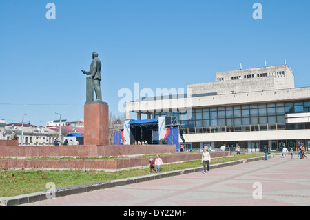 Monumento a Lenin e Musica Teatro edificio in Simferopol durante la Crimea 2014 crisi Foto Stock