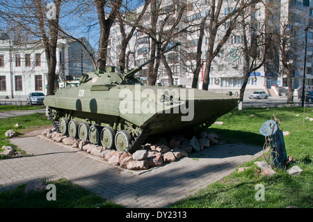 Serbatoio sovietica - parte del Monumento ai Caduti in Afghanistan in Simferopol, Crimea Foto Stock