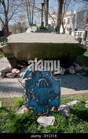 Serbatoio sovietica - parte del Monumento ai Caduti in Afghanistan in Simferopol, Crimea Foto Stock