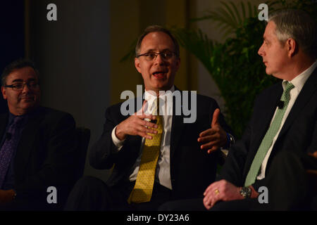 3 aprile 2014 - Washington, Distretto di Columbia, noi - DAVID BARGER, c.e.o. JetBlue Airways, parla durante il XIII Aviazione annuale Vertice di Washington, DC giovedì. Il tredicesimo appuntamento annuale, 'Navigazione i costi reali dei battenti,'' incentrati sull'impatto finanziario del regolamento del governo e della privatizzazione del controllo del traffico aereo. Sulla sinistra, BEN BALDANZA, c.e.o. Spirito Airlines e WILLIAM J. Flynn, Atlas Air Worldwide Holdings, Inc. (Credito Immagine: © Miguel Juarez Lugo/ZUMAPRESS.com) Foto Stock