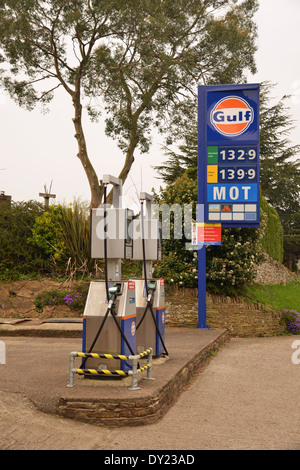 Pompe di benzina presso la stazione di rifornimento Gulf UK Foto Stock