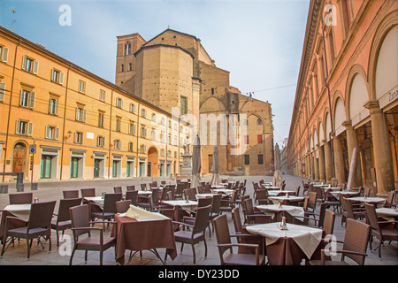 BOLOGNA, Italia - 16 Marzo 2014: piazza Galvani piazza con il Dom o la chiesa di San Petronio in domenica mattina. Foto Stock