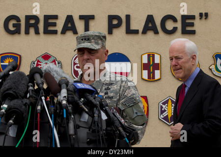 Fort Hood Army Post comandante tenente Gen. Mark Milley parla ai media dopo un tiro di massa sul post Sinistra 4 Dead. Foto Stock