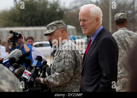 Fort Hood Army Post comandante tenente Gen. Mark Milley parla ai media dopo un tiro di massa sul post Sinistra 4 Dead. Foto Stock