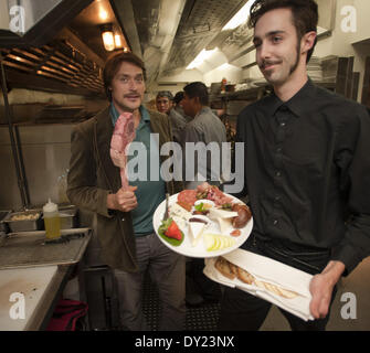 Laguna Beach, California, Stati Uniti d'America. 27 Nov, 2013. Teemu Selanne controlla quanto la cucina Selanne cuochi e chef chiamata ''Tomahawk, '' ---l'Wagu carne di manzo tagliata dall'Australia è servita sull'osso come ""Il signore Stanley''.--------Selanne commento il taglio potrebbe servire come una mazza da hockey o una racchetta da tennis.---Selanne orologi come cibo runner Devin Kent, della Laguna Beach, rende la sua via di uscita dalla cucina con un ordine di antipasti di mercoledì sera. db.jpg--11/27/13--FOTO DI DAVID BRO/ZUMA PREMERE---Selanne Steak Taverna in Laguna Beach, California, Foto Stock