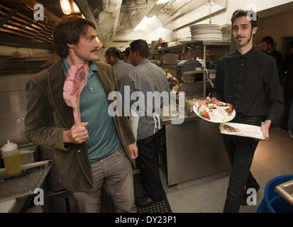 Laguna Beach, California, Stati Uniti d'America. 27 Nov, 2013. Teemu Selanne controlla quanto la cucina Selanne cuochi e chef chiamata ''Tomahawk, '' ---l'Wagu carne di manzo tagliata dall'Australia è servita sull'osso come ""Il signore Stanley''.--------Selanne commento il taglio potrebbe servire come una mazza da hockey o una racchetta da tennis.---Selanne orologi come cibo runner Devin Kent, della Laguna Beach, rende la sua via di uscita dalla cucina con un ordine di antipasti di mercoledì sera. db.jpg--11/27/13--FOTO DI DAVID BRO/ZUMA PREMERE---Selanne Steak Taverna in Laguna Beach, California, Foto Stock